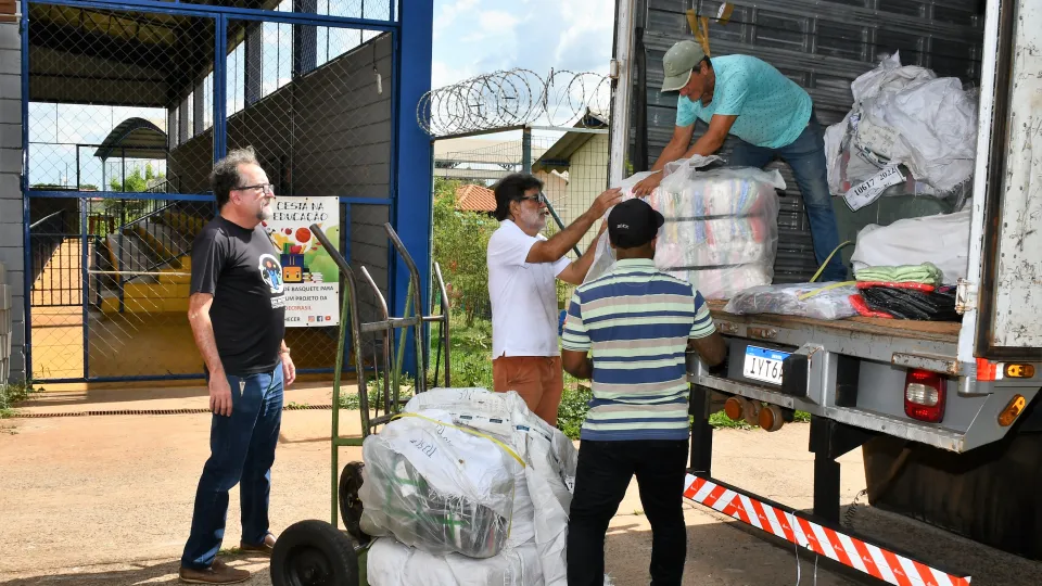 Receita Federal destina à UFU aproximadamente uma tonelada de roupas e mil pares de tênis (Milton Santos)