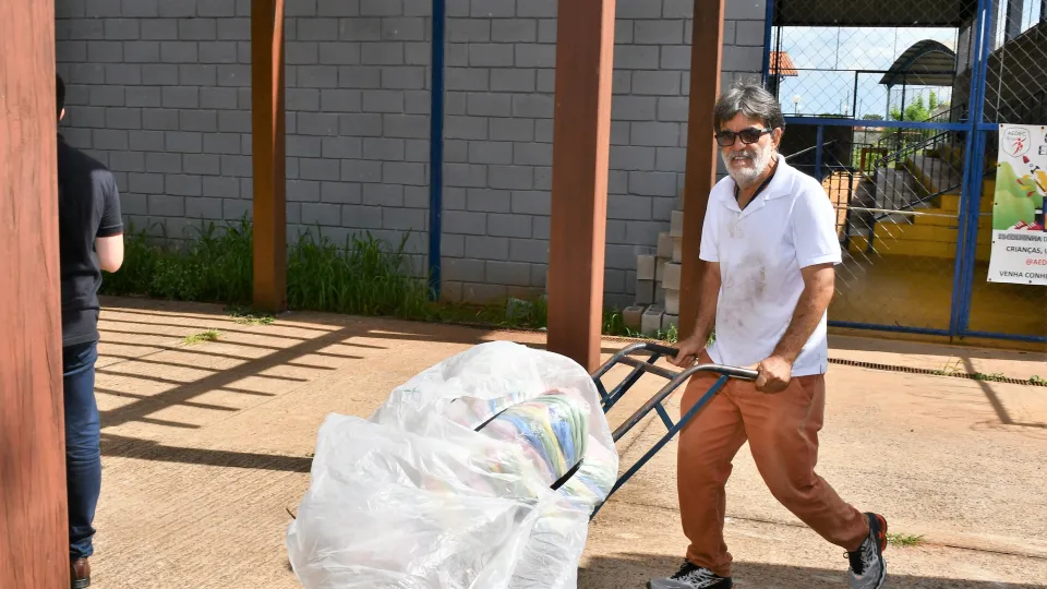 Receita Federal destina à UFU aproximadamente uma tonelada de roupas e mil pares de tênis (Milton Santos)