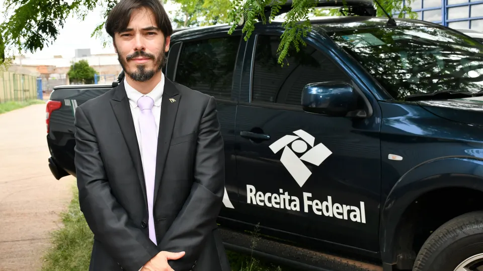 Receita Federal destina à UFU aproximadamente uma tonelada de roupas e mil pares de tênis (Milton Santos)