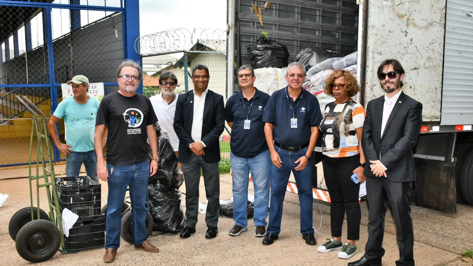Receita Federal destina à UFU aproximadamente uma tonelada de roupas e mil pares de tênis (Milton Santos)