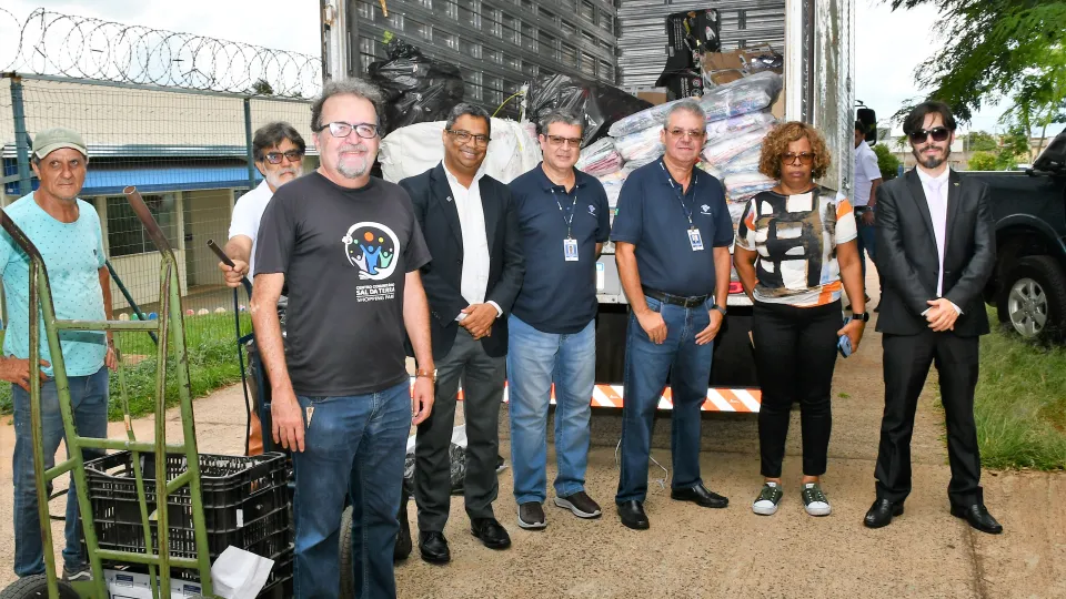 Receita Federal destina à UFU aproximadamente uma tonelada de roupas e mil pares de tênis (Milton Santos)