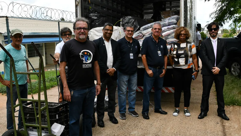 Receita Federal destina à UFU aproximadamente uma tonelada de roupas e mil pares de tênis (Milton Santos)