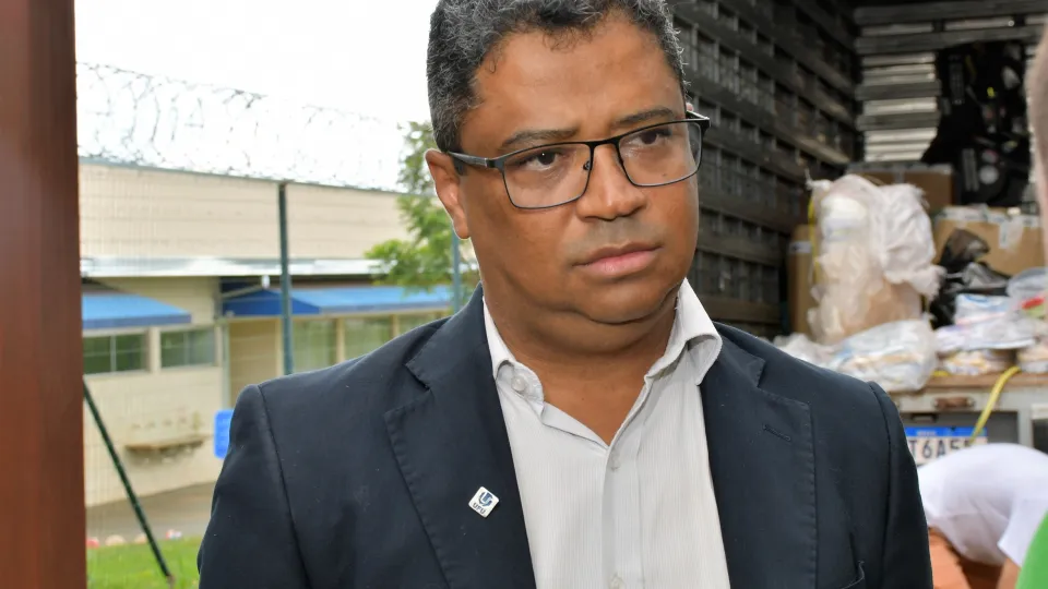 Receita Federal destina à UFU aproximadamente uma tonelada de roupas e mil pares de tênis (Milton Santos)