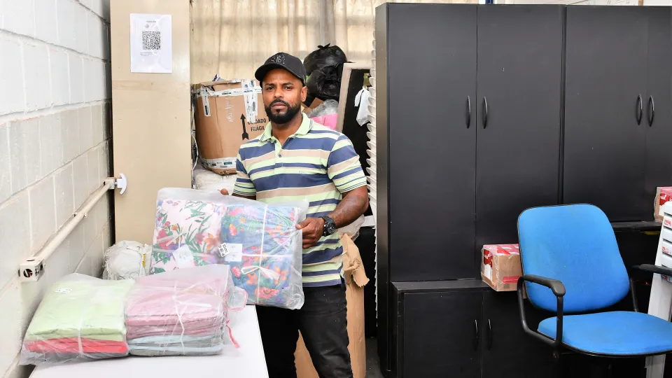 Receita Federal destina à UFU aproximadamente uma tonelada de roupas e mil pares de tênis (Milton Santos)