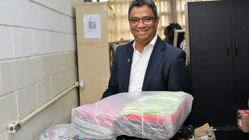 Receita Federal destina à UFU aproximadamente uma tonelada de roupas e mil pares de tênis (Milton Santos)