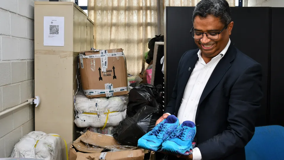 Receita Federal destina à UFU aproximadamente uma tonelada de roupas e mil pares de tênis (Milton Santos)