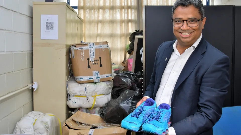 Receita Federal destina à UFU aproximadamente uma tonelada de roupas e mil pares de tênis (Milton Santos)