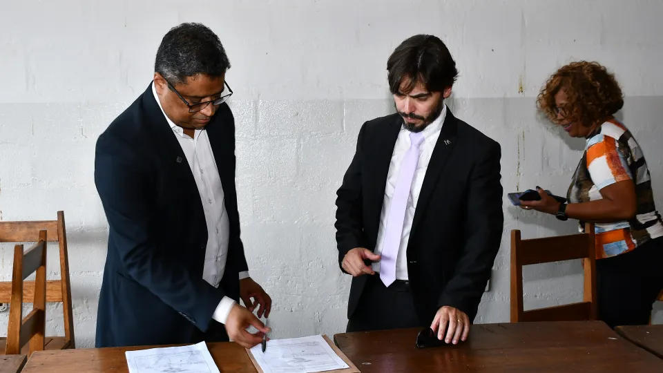 Receita Federal destina à UFU aproximadamente uma tonelada de roupas e mil pares de tênis (Milton Santos)