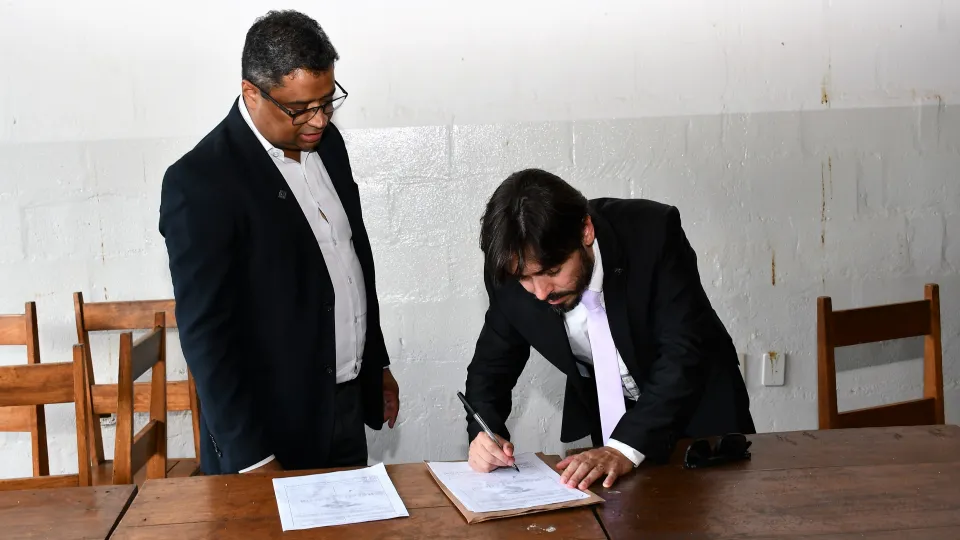 Receita Federal destina à UFU aproximadamente uma tonelada de roupas e mil pares de tênis (Milton Santos)