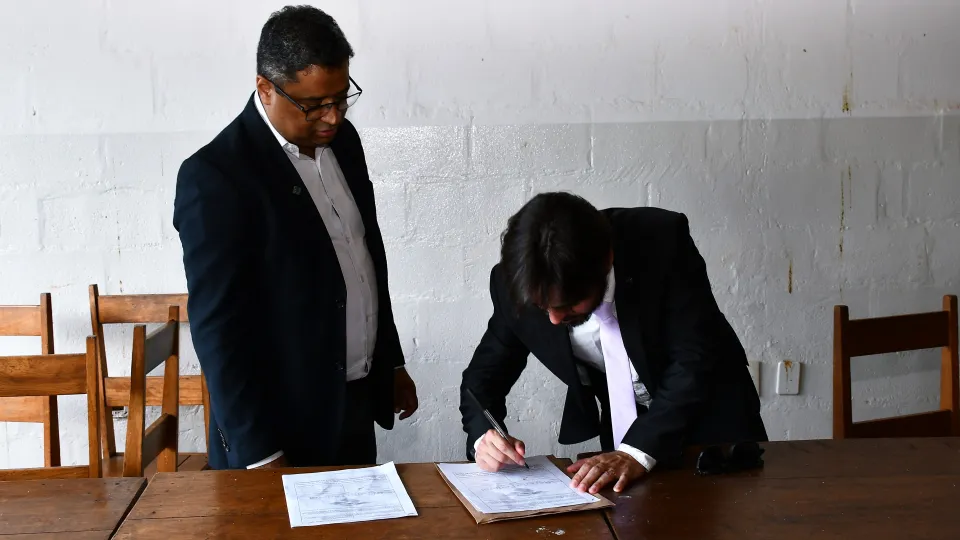 Receita Federal destina à UFU aproximadamente uma tonelada de roupas e mil pares de tênis (Milton Santos)