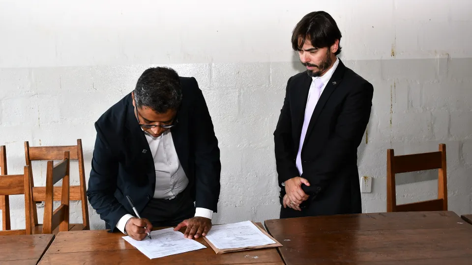 Receita Federal destina à UFU aproximadamente uma tonelada de roupas e mil pares de tênis (Milton Santos)