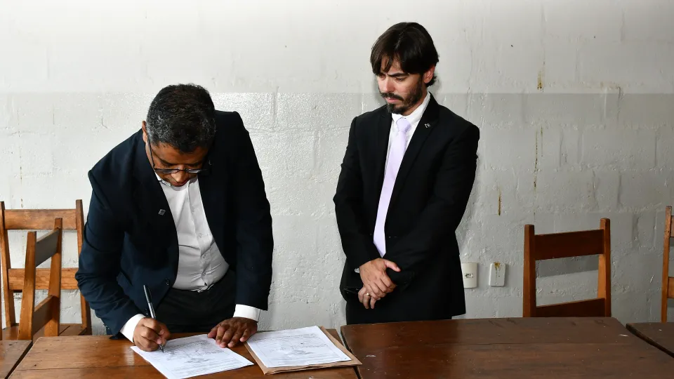 Receita Federal destina à UFU aproximadamente uma tonelada de roupas e mil pares de tênis (Milton Santos)