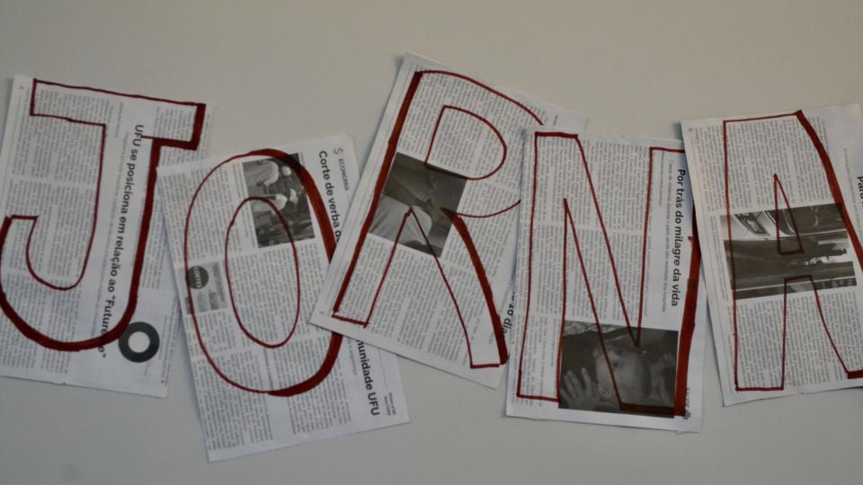 Jornais formando a palavra "JORNA"