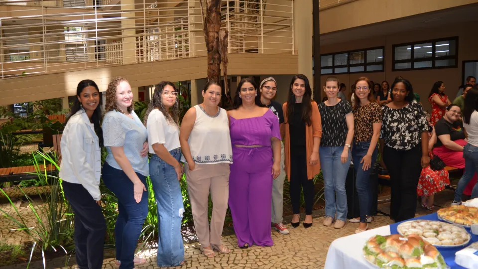 Café em homenagem ao dia das mulheres  (Milton Santos)