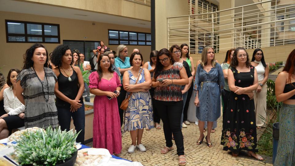 Café em homenagem ao dia das mulheres  (Milton Santos)