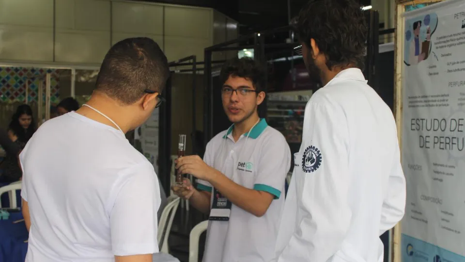 Estudante apresentando projeto