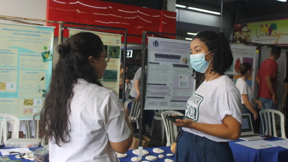 Estudante apresentando projeto