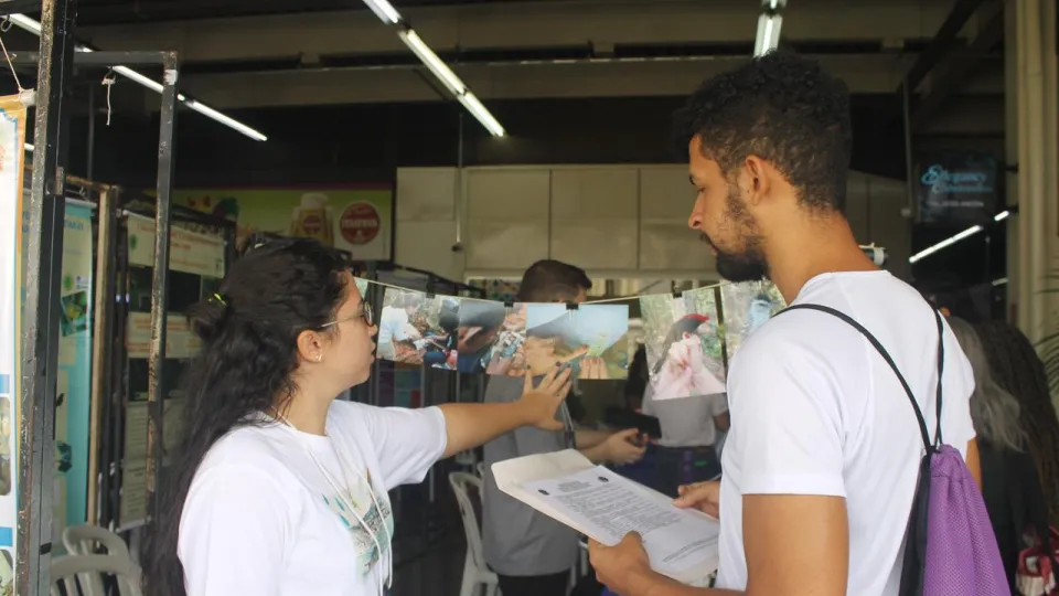 Estudante apresentando projeto