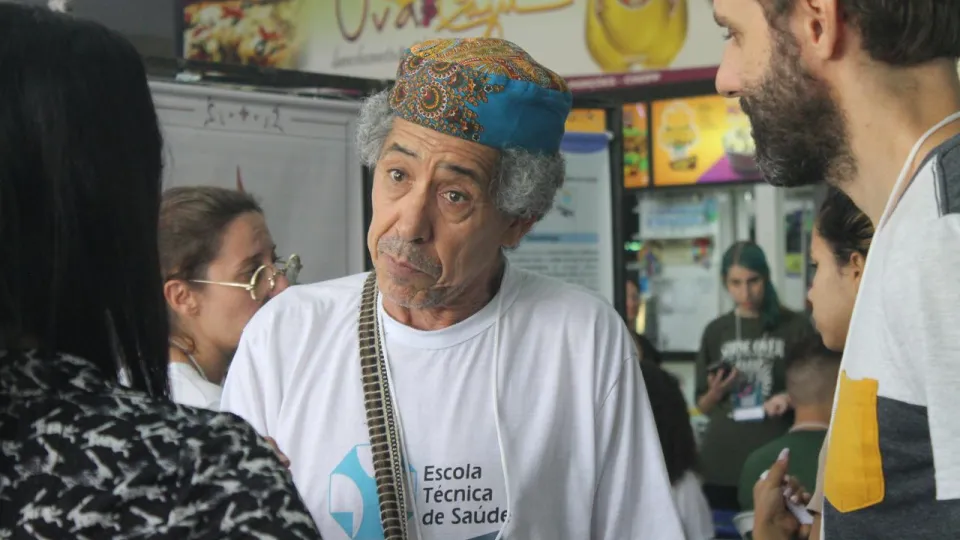 Homem apresentando projeto