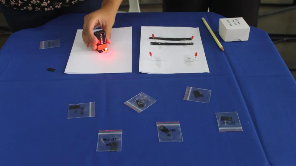 Pilha gerando energia e acendendo o led