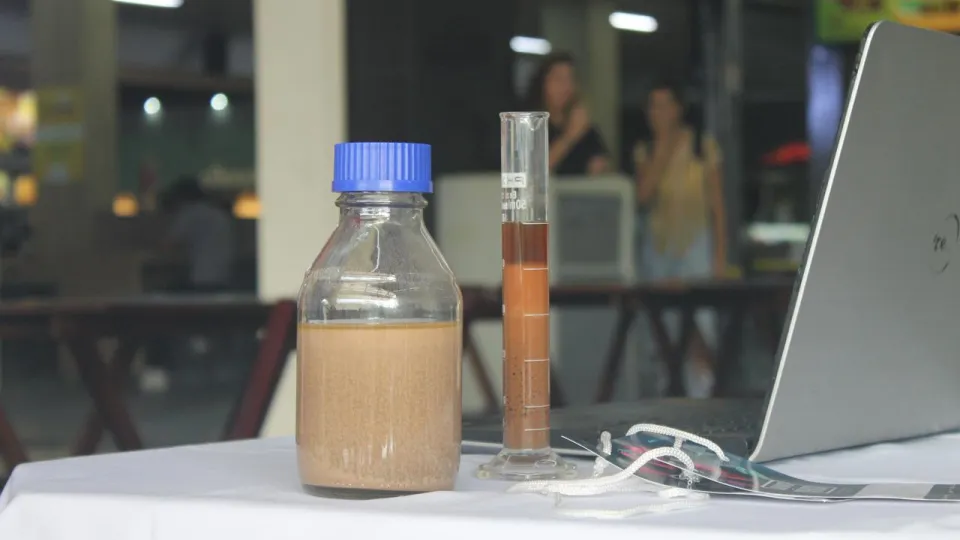 Recipientes com produtos químicos