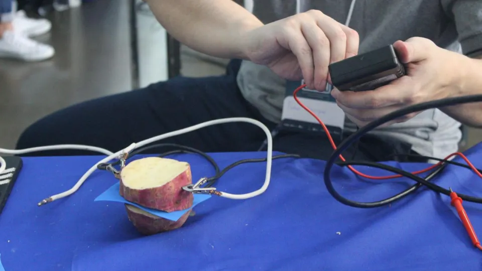 Estudante arrumando mesa de sua mostra