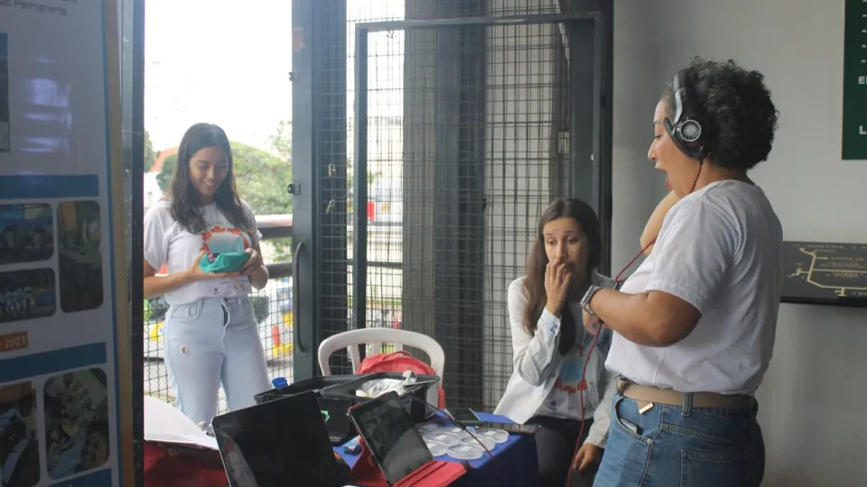 Mulher surpresa ao ouvir algo no fone