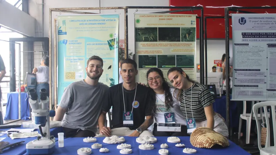 Estudantes em mesa de projeto