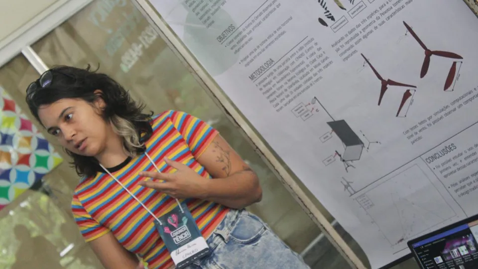 Estudante apresentando projeto