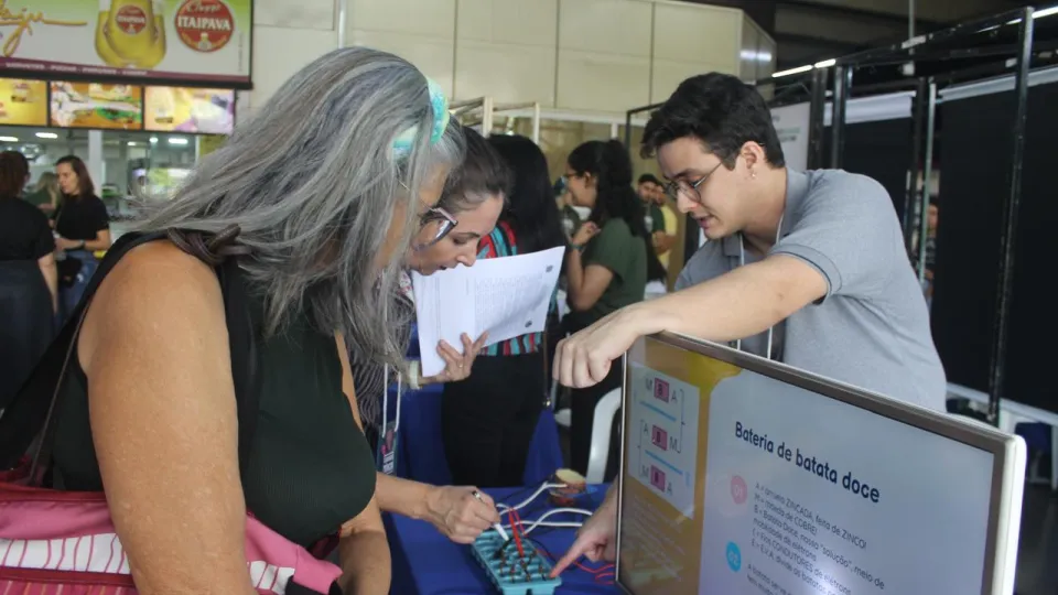 Estudante apresentando projeto