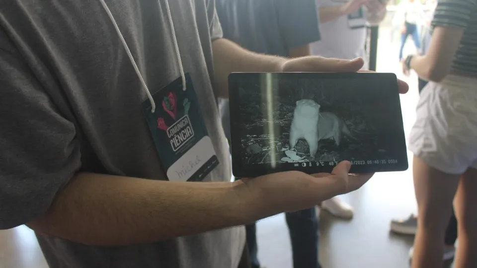 Estudante apresentando projeto