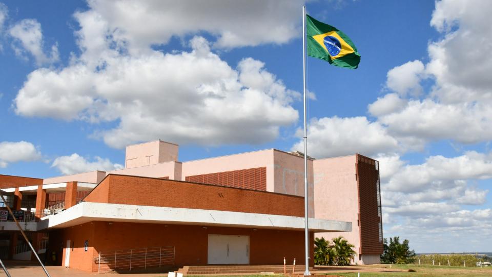 Mastro com a bandeira do Brasil no Campus Glória. (Foto: Milton Santos)