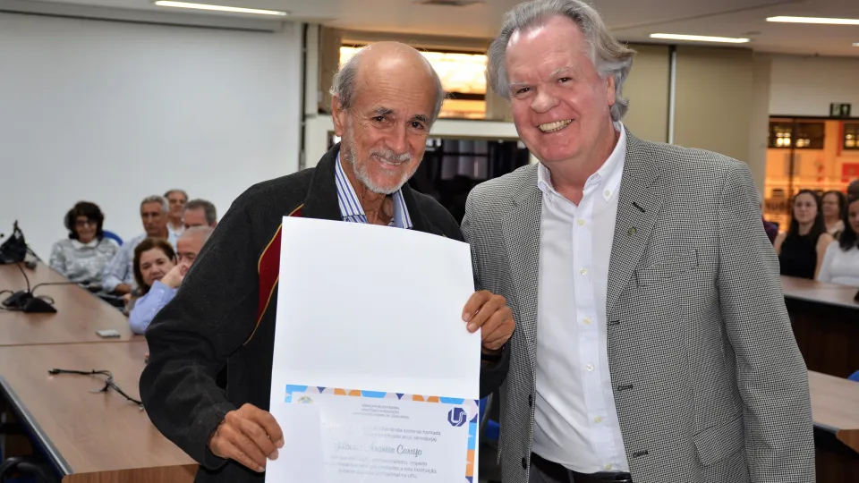 Homenagem aos servidores aposentados da UFU (Milton Santos)