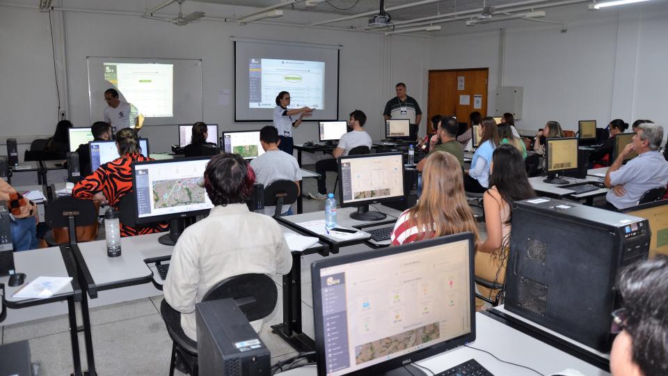 UFU sedia 1º Encontro de Formação para Gestores e Conselheiros CACs Fundeb do Transporte Escolar em Uberlândia (Fotos: Milton Santos) 
