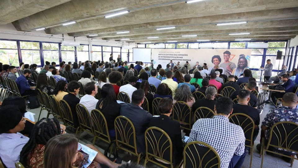 UFU destaca-se em seminário nacional sobre heteroidentificação