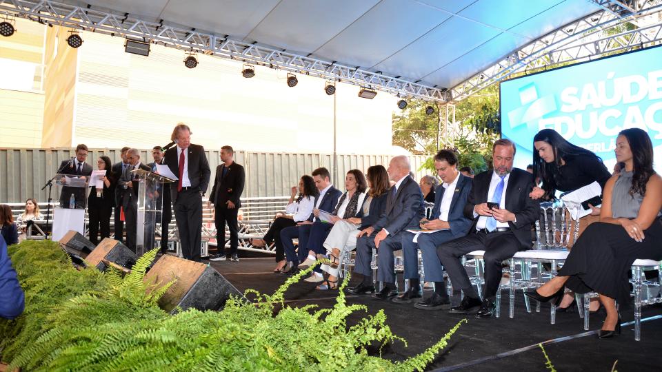 A cerimonia de ampliação do Hospital de Clínicas da Universidade Federal de Uberlândia (HC/UFU), que ocorreu nesta quinta-feira (5/9), contou com a presença do Presidente Luis inácio Lula da Silva, e também dos Ministros da educação, Camilo Santana e da Saúde Nísia Trindade. Dentre as melhorias proporcionadas pela chegada do novo bloco, estão 249 leitos e vinte salas de cirurgias. Além do benefício à comunidade externa, a inauguração visa atender também atividades de ensino, pesquisa e extensão.