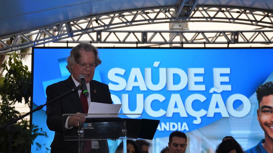 A cerimonia de ampliação do Hospital de Clínicas da Universidade Federal de Uberlândia (HC/UFU), que ocorreu nesta quinta-feira (5/9), contou com a presença do Presidente Luis inácio Lula da Silva, e também dos Ministros da educação, Camilo Santana e da Saúde Nísia Trindade. Dentre as melhorias proporcionadas pela chegada do novo bloco, estão 249 leitos e vinte salas de cirurgias. Além do benefício à comunidade externa, a inauguração visa atender também atividades de ensino, pesquisa e extensão.