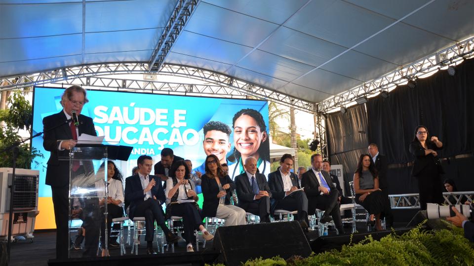 A cerimonia de ampliação do Hospital de Clínicas da Universidade Federal de Uberlândia (HC/UFU), que ocorreu nesta quinta-feira (5/9), contou com a presença do Presidente Luis inácio Lula da Silva, e também dos Ministros da educação, Camilo Santana e da Saúde Nísia Trindade. Dentre as melhorias proporcionadas pela chegada do novo bloco, estão 249 leitos e vinte salas de cirurgias. Além do benefício à comunidade externa, a inauguração visa atender também atividades de ensino, pesquisa e extensão.