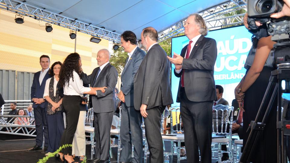 A cerimonia de ampliação do Hospital de Clínicas da Universidade Federal de Uberlândia (HC/UFU), que ocorreu nesta quinta-feira (5/9), contou com a presença do Presidente Luis inácio Lula da Silva, e também dos Ministros da educação, Camilo Santana e da Saúde Nísia Trindade. Dentre as melhorias proporcionadas pela chegada do novo bloco, estão 249 leitos e vinte salas de cirurgias. Além do benefício à comunidade externa, a inauguração visa atender também atividades de ensino, pesquisa e extensão.