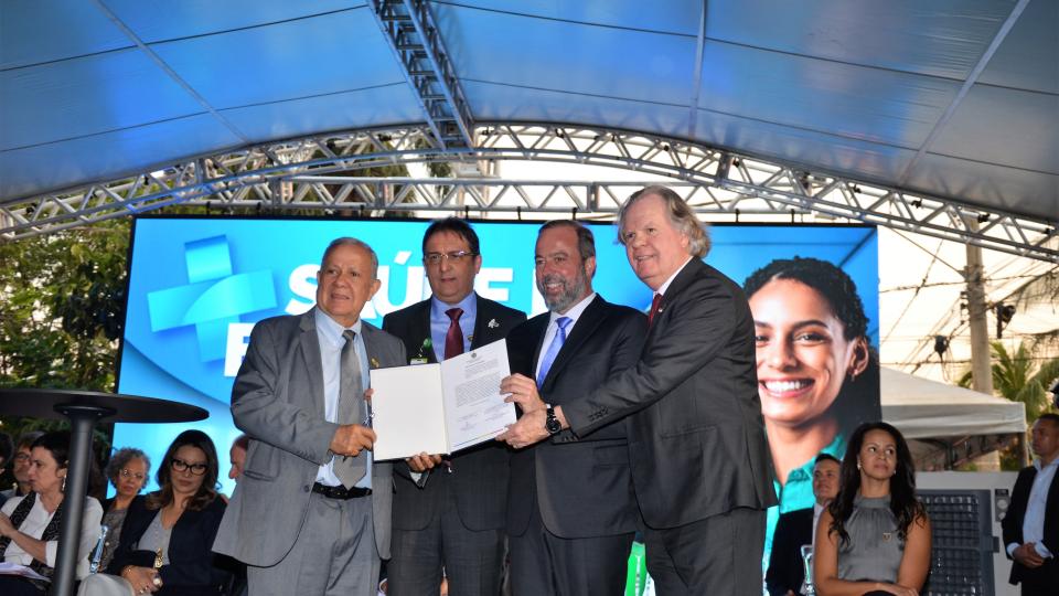 A cerimonia de ampliação do Hospital de Clínicas da Universidade Federal de Uberlândia (HC/UFU), que ocorreu nesta quinta-feira (5/9), contou com a presença do Presidente Luis inácio Lula da Silva, e também dos Ministros da educação, Camilo Santana e da Saúde Nísia Trindade. Dentre as melhorias proporcionadas pela chegada do novo bloco, estão 249 leitos e vinte salas de cirurgias. Além do benefício à comunidade externa, a inauguração visa atender também atividades de ensino, pesquisa e extensão.