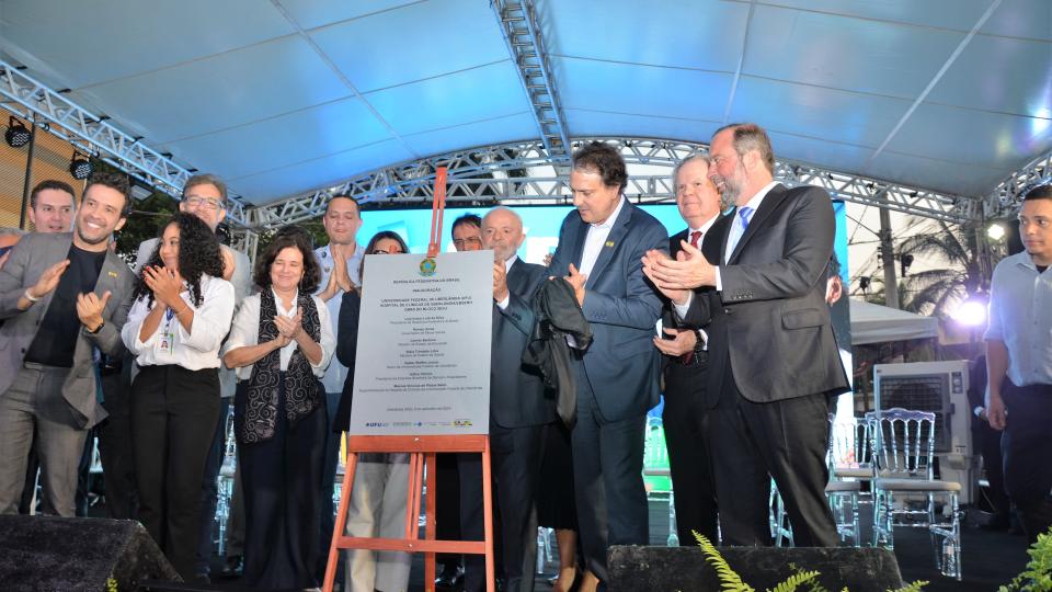 A cerimonia de ampliação do Hospital de Clínicas da Universidade Federal de Uberlândia (HC/UFU), que ocorreu nesta quinta-feira (5/9), contou com a presença do Presidente Luis inácio Lula da Silva, e também dos Ministros da educação, Camilo Santana e da Saúde Nísia Trindade. Dentre as melhorias proporcionadas pela chegada do novo bloco, estão 249 leitos e vinte salas de cirurgias. Além do benefício à comunidade externa, a inauguração visa atender também atividades de ensino, pesquisa e extensão.