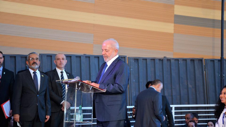 A cerimonia de ampliação do Hospital de Clínicas da Universidade Federal de Uberlândia (HC/UFU), que ocorreu nesta quinta-feira (5/9), contou com a presença do Presidente Luis inácio Lula da Silva, e também dos Ministros da educação, Camilo Santana e da Saúde Nísia Trindade. Dentre as melhorias proporcionadas pela chegada do novo bloco, estão 249 leitos e vinte salas de cirurgias. Além do benefício à comunidade externa, a inauguração visa atender também atividades de ensino, pesquisa e extensão.