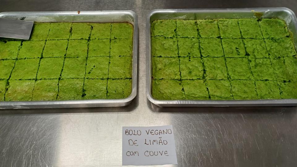 Bolo vegano de limão com couve