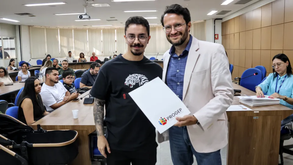 Novos servidores tomam na UFU (fotos: Marco Cavalcanti)