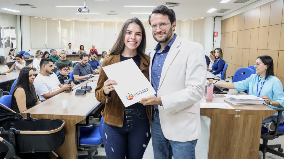 Novos servidores tomam na UFU (fotos: Marco Cavalcanti)