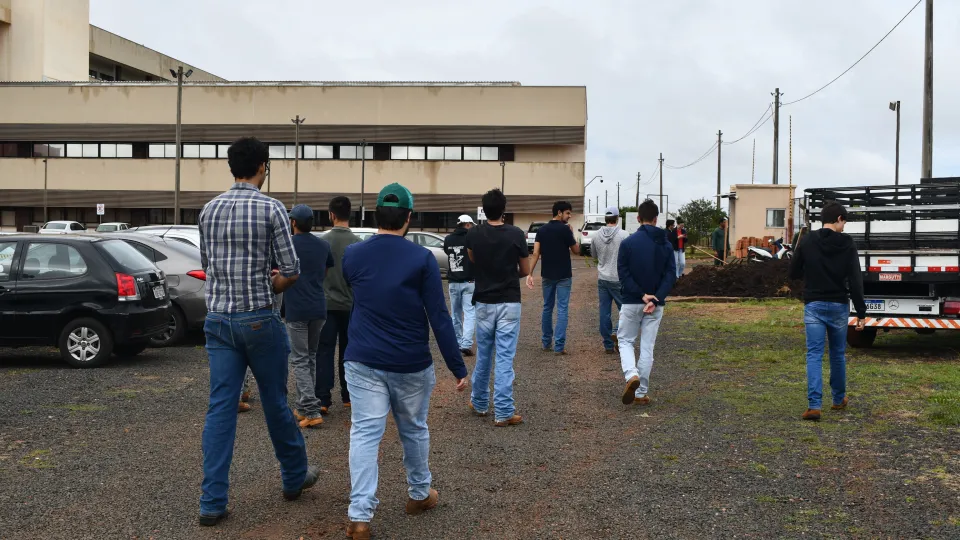 Mutirão de Arborização no Campus Glória (Fotos: Milton Santos)