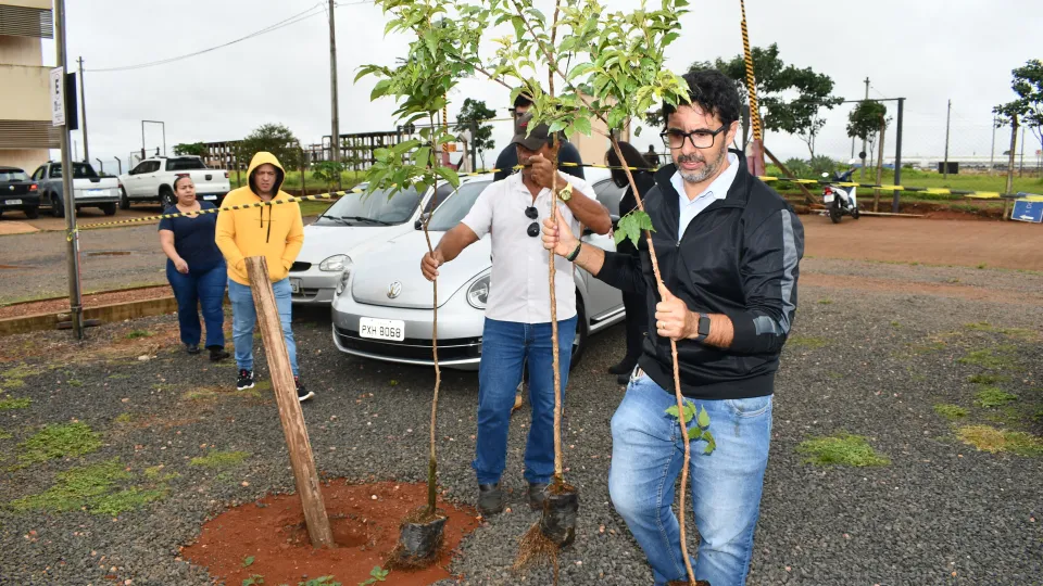 Mutirão de Arborização no Campus Glória (Fotos: Milton Santos)