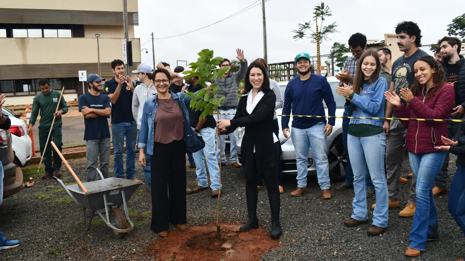 Mutirão de Arborização no Campus Glória (Fotos: Milton Santos)