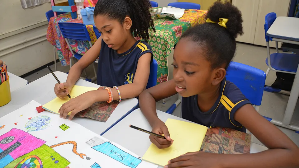  "Diário de Ideias em descobertas com IA " (Fotos: Milton Santos)