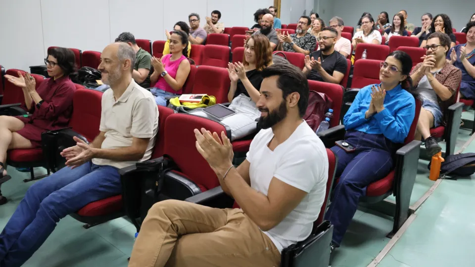 O encontro com Schwartz teve foco em duas obras do artista: a performance La Bête e o livro “A nudez da cópia imperfeita” (foto: Marco Cavalcanti)